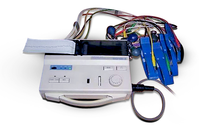 Dispositivo que registra y, en ocasiones, almacena e interpreta electrocardiogramas. Aparato registrador de las corrientes eléctricas que acompañan a las contracciones cardiacas.
